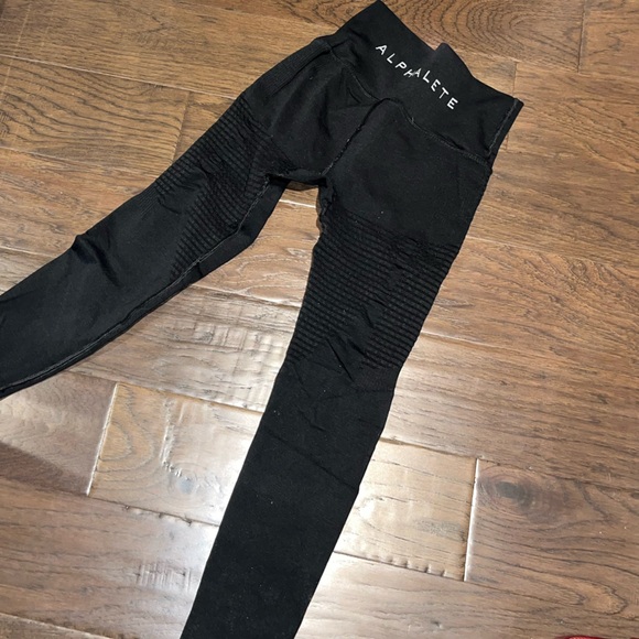 2 Alphalete leggings - Picture 2 of 6